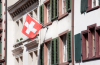 Basel: Huserfassade mit Schweizer Nationalflagge