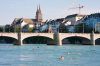 Basel: Mittlere Rheinbrcke mit Badenden