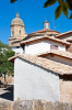 Spanien, Region Navarra, Maeru: Huser mit Ortskirche