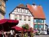Frankreich, Elsass, Ribeauvill: Fachwerkhuser mit Storchennest auf der Place 1re Arme
