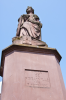 Frankreich, Elsass, Ribeauvill: Der Friedrichsbrunnen aus dem Jahre 1862 symbolisiert die Stadt Ribeauvill, seine Landwirtschaft und Industrie