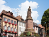 Frankreich, Elsass, Ribeauvill: Der Friedrichsbrunnen aus dem Jahre 1862 symbolisiert die Stadt Ribeauvill, seine Landwirtschaft und Industrie