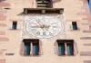 Frankreich, Elsass, Ribeauvill: Die Uhr am mittelalterlichen Metzgerturm, dem Tour des Bouchers
