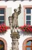 Frankreich, Elsass, Ribeauvill: Die Winzerfigur auf dem Brunnen des Weinbauern