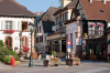 Frankreich, Elsass, Ribeauvill: Der Beginn der Altstadt am Brunnen des Weinbauern