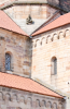 Frankreich, Elsass, Rosheim: Die Plastik eines Juden auf dem Dach der Peter und Paul-Kirche 