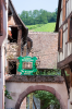 Frankreich, Elsass, Riquewihr: Die Judengasse mit Blick auf die Weinberge
