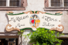 Frankreich, Elsass, Riquewihr: Schild an der Boutique La Maison Hansi