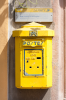 Frankreich, Elsass, Riquewihr: Ein schner, alter Briefkasten 