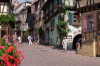 Frankreich, Elsass, Riquewihr: Touristen flanieren auf der Rue du Gnral de Gaulle