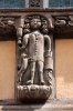 Frankreich, Elsass, Riquewihr: Eine geschnitzte Figur am Haus des Weinschmeckers