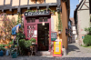 Frankreich, Elsass, Riquewihr: Ein Krmerladen an der Rue de la Couronne