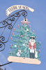 Frankreich, Elsass, Riquewihr: Ein Schild wirbt das ganze Jahr ber fr Weinhnachtsschmuck