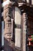 Frankreich, Elsass, Riquewihr: Die geschnitzte Eckfigur am Haus des Nagelschmieds stellt einen Vertreter dieses Berufsstandes dar