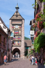 Frankreich, Elsass, Riquewihr: Der mittelalterliche Dolder, das obere Stadttor, ist das Wahrzeichen des Ortes