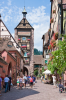 Frankreich, Elsass, Riquewihr: Der mittelalterliche Dolder, das obere Stadttor, ist das Wahrzeichen des Ortes