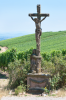 Frankreich, Elsass: Ein christliches Kreuz in den Weinfeldern bei Niedermorschwihr