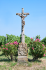 Frankreich, Elsass, Eguisheim: Der  gekreuzigte Jesus in einem Weinberg