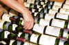 Frankreich, Elsass, Eguisheim: Eine Angestellte der Winzerer Paul Schneider stapelt Weinflaschen in einen Container