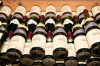 Frankreich, Elsass, Eguisheim: Fein suberlich gestapelte Weinflaschen bei der Winzerei Paul Schneider