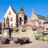 Frankreich, Elsass, Eguisheim: Die mittelalterliche Burg auf der Place du Chateau St. Lon