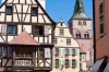 Frankreich, Elsass, Turckheim: Der Blick von der Place Turenne auf ein altes Fachwerkhaus, das Rathaus und die katholische Kirche St-Anne