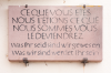 Frankreich, Elsass, Dambach-la-Ville: Eine Tafel am Eingang zum Beinhaus der Kapelle St. Sbastien erinnert an die Sterblichkeit des Menschen