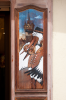 Frankreich, Elsass, Obernai: Ein gemalter Storch in elsssischer Tracht als Bckereiwerbung 