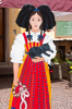 Frankreich, Elsass, Obernai: Weibliche Pappfigur in elsssischer Tracht  