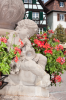 Frankreich, Elsass, Obernai: Brunnenfigur am Place du March in der Altstadt