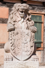 Frankreich, Elsass, Bouxwiller: Brunnenfigur eines wasserspeienden Lwen mit Wappen