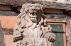 Frankreich, Elsass, Bouxwiller: Brunnenfigur eines wasserspeienden Lwen mit Wappen