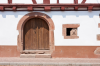 Frankreich, Elsass, Oberbronn: Altes Tor mit kleinem Fenster