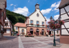 Frankreich, Elsass, Oberbronn: Das Rathaus des Winzerortes