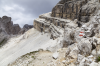 Italien, Sdtirol, Dolomiten: Farbige Wegmarkierung in schroffer Berglandschaft 