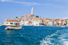 Kroatien, Istrien, Rovinj: Die Altstadt mit dem markanten Kirchturm von St. Eufemia, vom Wasser aus gesehen