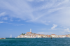 Kroatien, Istrien, Rovinj: Die Altstadt mit dem markanten Kirchturm von St. Eufemia, vom Wasser aus gesehen