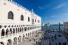 Venedig, Veneto, Italien: Blick von der Ballustrade der Basilica di San Marco auf die belebte Piazzetta vor dem Dogenpalast
