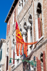 Venedig, Veneto, Italien: Die venezianische Fahne vor einem Renaissance Palazzo an der Fondamenta Minotto