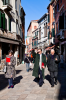 Venedig, Veneto, Italien: Passanten auf der Salizzada San Pantalon