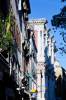 Venedig, Veneto, Italien: Die frhe Morgensonne streift die Huserfassaden der Calle Tintoretto Cannaregio