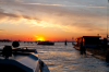 Venedig, Veneto, Italien: Sonnenuntergang am Anleger von Murano