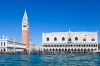 Venedig, Veneto, Italien: Der Blick von der Bacino di San Marco auf die Uferpromenade Riva Degli Schiavoni mit Campanile und Dogenpalast