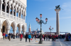 Venedig, Veneto, Italien: Die belebte Piazzetta vor dem Dogenpalast