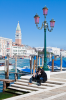 Venedig, Veneto, Italien: Ein Prchen geniet die Frhlingssonne am Anleger des Campo di Salute