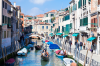 Venedig, Veneto, Italien: Gondeln auf dem Rio del Gaffaro