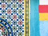 Eine farbenfrohe Wand in der Festung Kasbah les Oudaias in Rabat, Marokko
