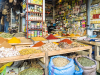 Ein kleiner Krmerladen in der Altstadt von Rabat, Marokko