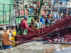 Fischer kontrollieren ihre Netze im Hafen von Essaouira, Marokko