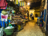 Ein Verkaufsstand auf dem pittoresken, nchtlichen Basar von Essaouira, Marokko